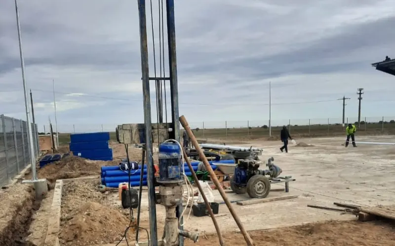 Utilaj mecanizat de foraj folosit de Daniel Aqua Foraje Pro