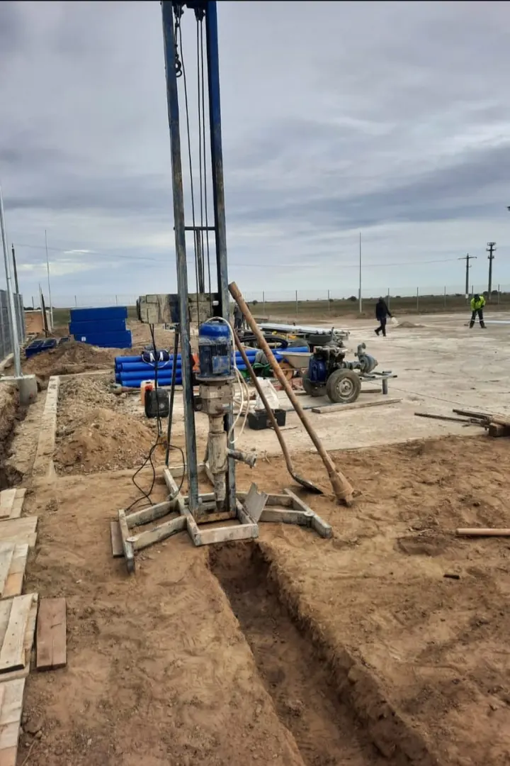 Utilaj mecanizat de foraj Daniel Aqua Foraje Pro în timpul unei lucrări